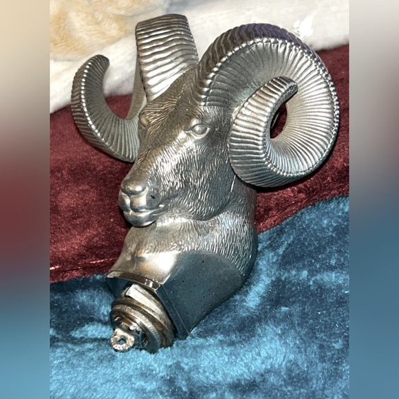 Vintage Mopar 1980-1989 Dodge Truck Ram Charger Head Hood Ornament preowned - Picture 1 of 4